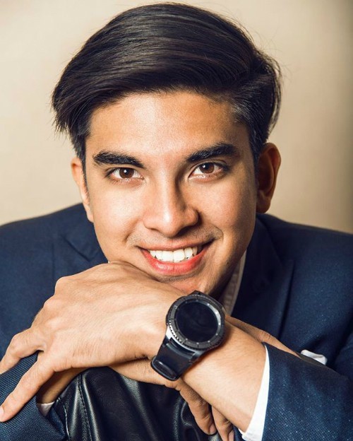 Bộ trưởng Malaysia gây sốt khi giản dị đi tàu điện đến cổ vũ AFF Cup - Ảnh 2. Bộ trưởng Malaysia gây sốt khi giản dị đi tàu điện đến cổ vũ AFF Cup - Ảnh 2.