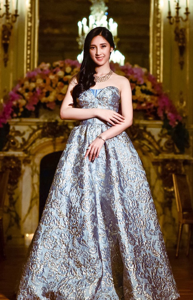 Những thiên kim tiểu thư nhà tài phiệt Trung Quốc gây sốt trong lễ hội dành cho giới thượng lưu tại Pháp - Ảnh 2. Những thiên kim tiểu thư nhà tài phiệt Trung Quốc gây sốt trong lễ hội dành cho giới thượng lưu tại Pháp - Ảnh 2.