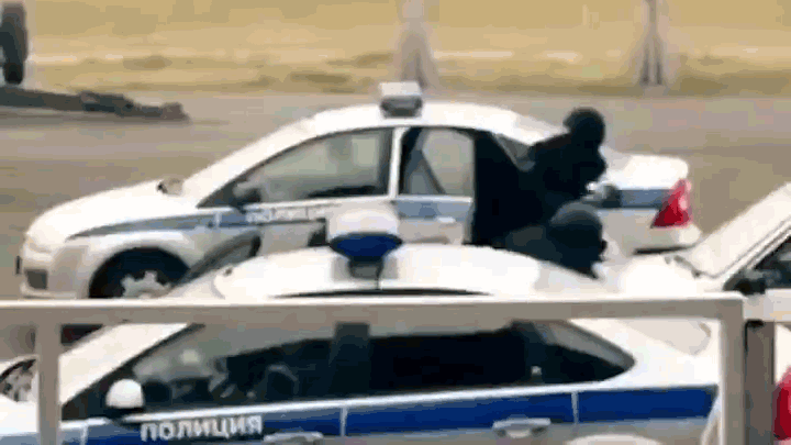 Đặc nhiệm Nga luyện chống khủng bố: Tung chân đá thủng kính chắn gió ô tô như phim chưởng - Ảnh 3.
