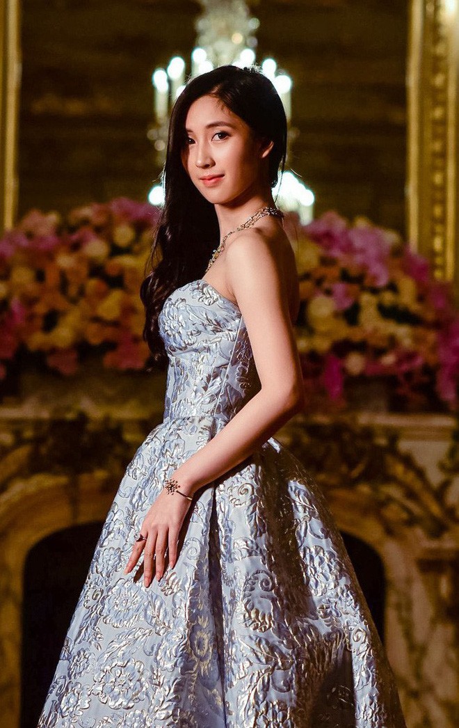 Những thiên kim tiểu thư nhà tài phiệt Trung Quốc gây sốt trong lễ hội dành cho giới thượng lưu tại Pháp - Ảnh 3. Những thiên kim tiểu thư nhà tài phiệt Trung Quốc gây sốt trong lễ hội dành cho giới thượng lưu tại Pháp - Ảnh 3.