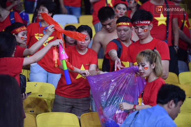 Hình ảnh đẹp: CĐV Việt Nam nán lại SVĐ Bukit Jalil ở Malaysia để dọn rác sau trận chung kết lượt đi của ĐT nước nhà - Ảnh 5.