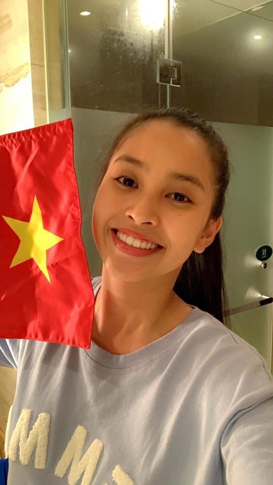 Hoa hậu Trần Tiểu Vy xuống đường sau trận chung kết Việt Nam-Malaysia - Ảnh 4.