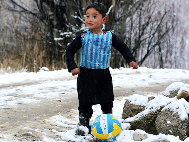 Khi giấc mơ biến thành ác mộng: Cậu bé Afghanistan nổi tiếng rồi phải trốn chạy chỉ vì hâm mộ Messi - Ảnh 4.
