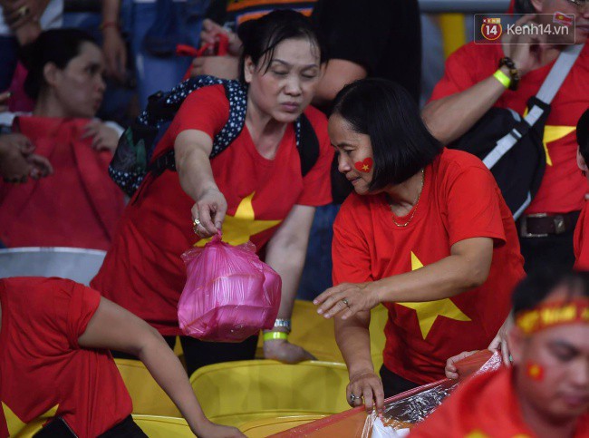Hình ảnh đẹp: CĐV Việt Nam nán lại SVĐ Bukit Jalil ở Malaysia để dọn rác sau trận chung kết lượt đi của ĐT nước nhà - Ảnh 6.
