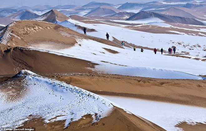 Nhiệt độ xuống -25 độ C, sa mạc ở Trung Quốc phủ đầy tuyết trắng - Ảnh 5.