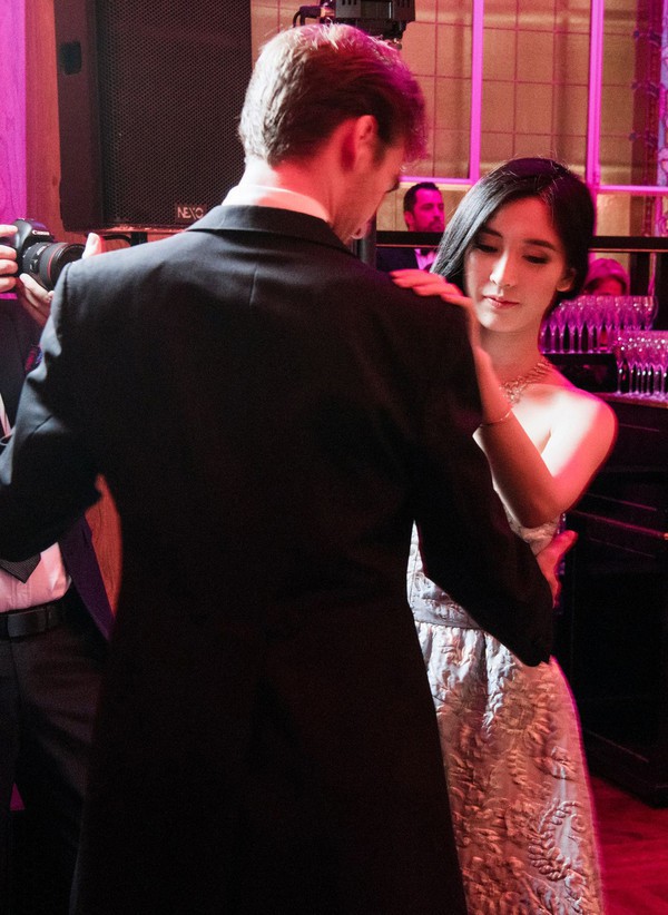 Từng định đi làm thêm để phụ giúp gia đình, cô gái bất ngờ phát hiện bố mình là CEO giàu sụ, còn mẹ là diễn viên TVB nổi tiếng - Ảnh 6. Từng định đi làm thêm để phụ giúp gia đình, cô gái bất ngờ phát hiện bố mình là CEO giàu sụ, còn mẹ là diễn viên TVB nổi tiếng - Ảnh 6.