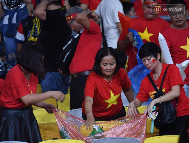 Hình ảnh đẹp: CĐV Việt Nam nán lại SVĐ Bukit Jalil ở Malaysia để dọn rác sau trận chung kết lượt đi của ĐT nước nhà - Ảnh 8.