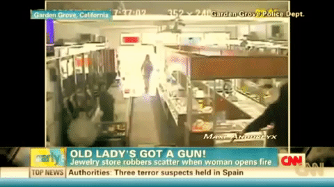 5 tên cướp có súng xông vào cửa hàng, đồng loạt chạy mất dép khi đối đầu nhân vật bí hiểm - Ảnh 1.