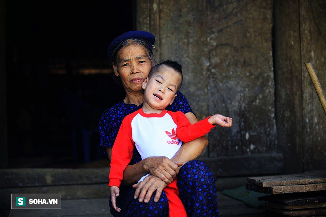 Thăm, tặng quà và đón niềm vui mới cùng cháu bé bại não ‘sống trên lưng’ bà nội - Ảnh 6.