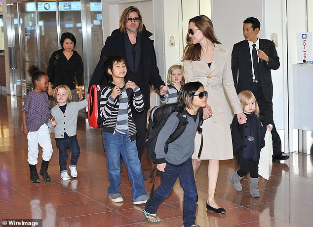 Điều gì khiến Angelina Jolie đồng ý thỏa hiệp với Brad Pitt trong phiên tòa phân xử quyền nuôi con? - Ảnh 1.