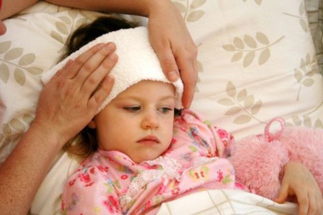 Sai lầm chườm lạnh cho trẻ khi sốt cao khiến con bệnh nặng thêm - Ảnh 1.
