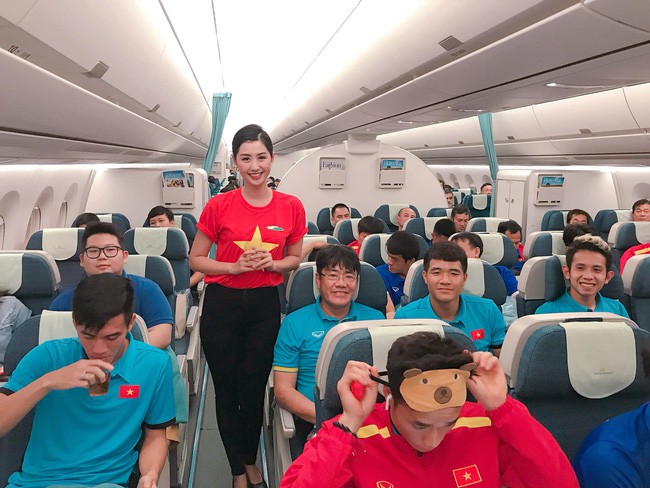 Nữ tiếp viên hàng không xinh đẹp gây bão mạng khi chụp ảnh cùng đội tuyển Việt Nam, tiết lộ bất ngờ về Quang Hải - Ảnh 3.
