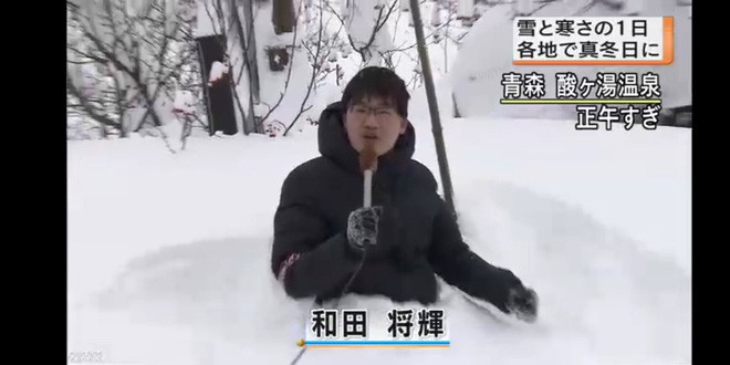 Góc ủ mưu: Tuyết rơi quá mỏng, MC thời tiết Nhật Bản đào hố tuyết rồi chui vào ngồi để trông cho có vẻ khắc nghiệt - Ảnh 3.