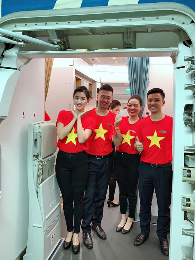 Nữ tiếp viên hàng không xinh đẹp gây bão mạng khi chụp ảnh cùng đội tuyển Việt Nam, tiết lộ bất ngờ về Quang Hải - Ảnh 4.