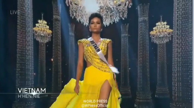 Cận cảnh màn trình diễn trang phục dạ hội như siêu mẫu của HHen Niê tại bán kết Miss Universe 2018 - Ảnh 4.