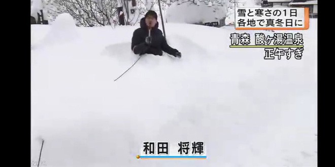 Góc ủ mưu: Tuyết rơi quá mỏng, MC thời tiết Nhật Bản đào hố tuyết rồi chui vào ngồi để trông cho có vẻ khắc nghiệt - Ảnh 4.