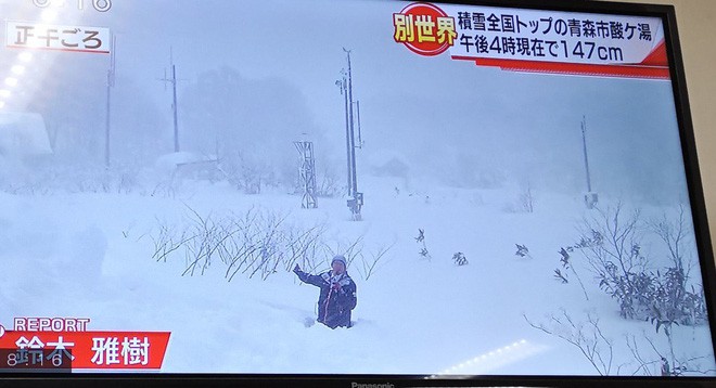 Góc ủ mưu: Tuyết rơi quá mỏng, MC thời tiết Nhật Bản đào hố tuyết rồi chui vào ngồi để trông cho có vẻ khắc nghiệt - Ảnh 5.