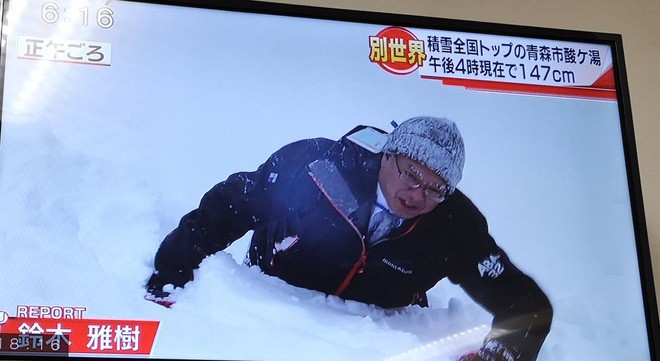 Góc ủ mưu: Tuyết rơi quá mỏng, MC thời tiết Nhật Bản đào hố tuyết rồi chui vào ngồi để trông cho có vẻ khắc nghiệt - Ảnh 6.