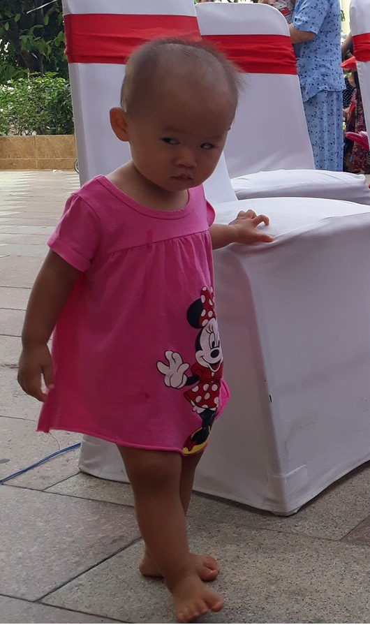 8 khoảnh khắc của cô bé 2 tuổi khiến dân mạng thích thú vì quá giống HLV Park Hang-seo - Ảnh 9.