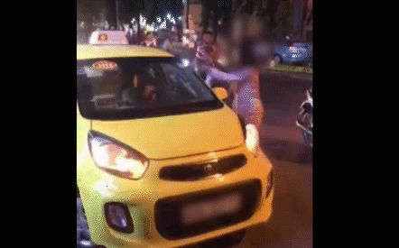Cô gái "nổi đóa' cầm mũ bảo hiểm đập bung kính taxi, tài xế vừa xuống xe bị đánh tới tấp