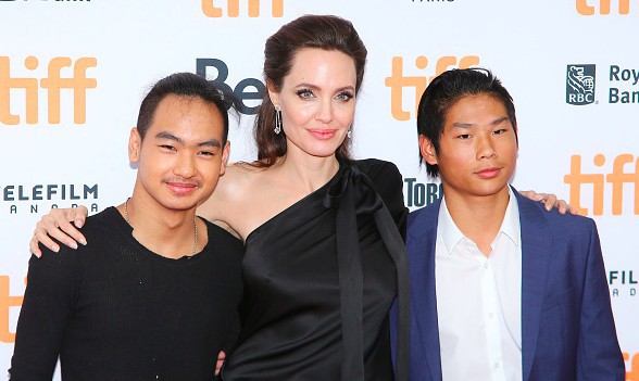 Angelina Jolie tố Brad Pitt chưa từng muốn nhận nuôi cậu con trai gốc Việt Pax Thiên? - Ảnh 2.