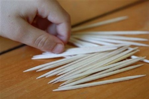 Trung Quốc: Giáo viên trường mầm non chất lượng cao dùng tăm nhọn đâm trẻ - Ảnh 2.