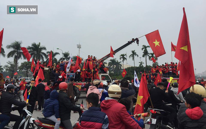 Người Hà Nội lập bàn thờ, thắp hương mong Việt Nam chiến thắng trận chung kết AFF Cup 2018 - Ảnh 1.