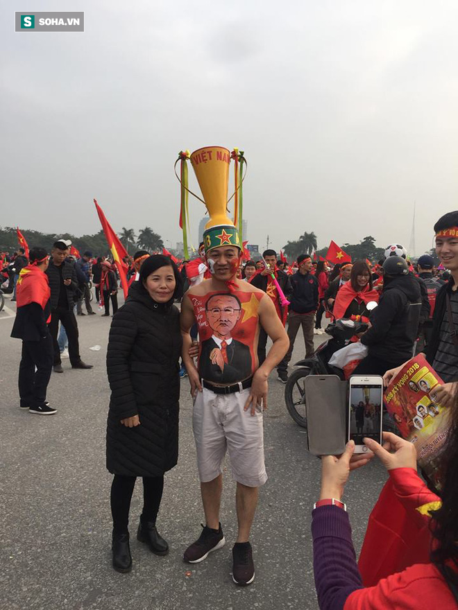 Người Hà Nội lập bàn thờ, thắp hương mong Việt Nam chiến thắng trận chung kết AFF Cup 2018 - Ảnh 2.