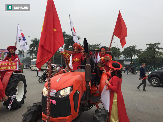 Người Hà Nội lập bàn thờ, thắp hương mong Việt Nam chiến thắng trận chung kết AFF Cup 2018 - Ảnh 3.