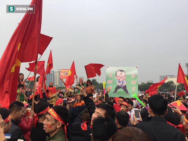 Người Hà Nội lập bàn thờ, thắp hương mong Việt Nam chiến thắng trận chung kết AFF Cup 2018 - Ảnh 3.