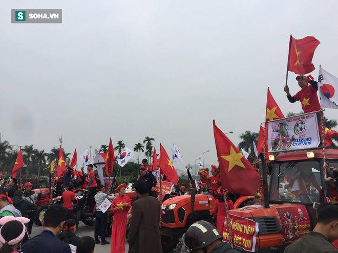 Người Hà Nội lập bàn thờ, thắp hương mong Việt Nam chiến thắng trận chung kết AFF Cup 2018 - Ảnh 4.