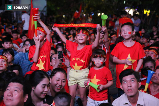 Tuyển Việt Nam ghi bàn, hàng ngàn CĐV tại phố đi bộ Nguyễn Huệ đứng đậy vỡ òa trong sung sướng - Ảnh 1.