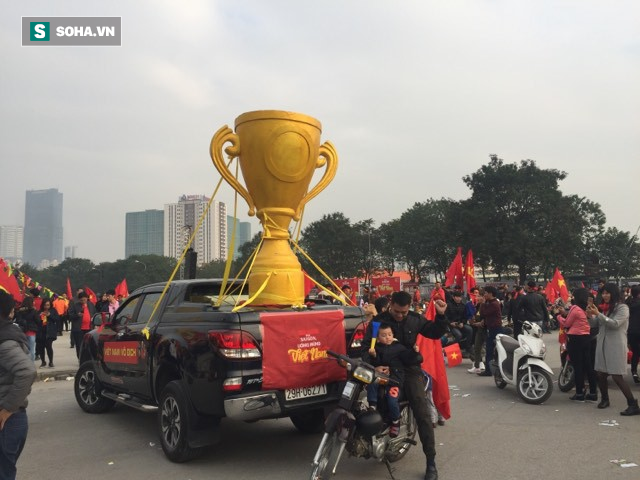 Người Hà Nội lập bàn thờ, thắp hương mong Việt Nam chiến thắng trận chung kết AFF Cup 2018 - Ảnh 1.