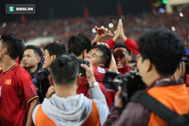 Cận cảnh ĐT Việt Nam nhận cúp vô địch AFF Cup 2018 sau trận chung kết lịch sử - Ảnh 10.