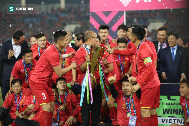 Quế Ngọc Hải tự tay đeo băng đội trưởng cho Văn Quyết trước khi nhận cúp vô địch AFF Cup - Ảnh 1.