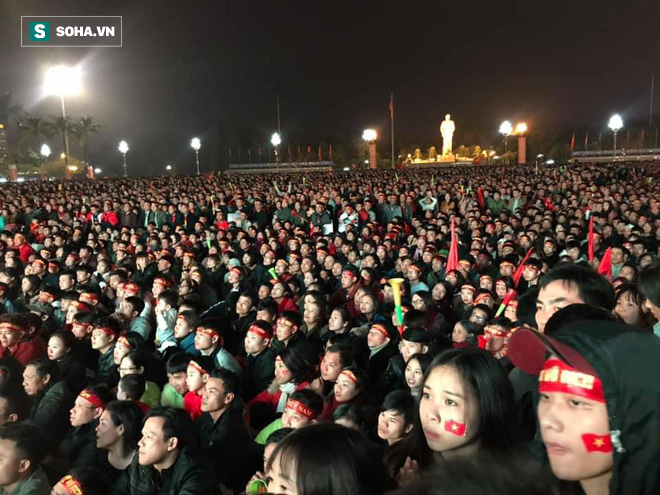 Tuyển Việt Nam ghi bàn, hàng ngàn CĐV tại phố đi bộ Nguyễn Huệ đứng đậy vỡ òa trong sung sướng - Ảnh 1.