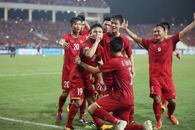 Hội chị em nặng nghiệp tự nguyện không xem trận chung kết lượt về AFF Cup vì... cứ xem là thua - Ảnh 1.