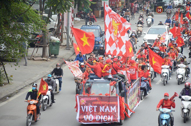 Người Hà Nội lập bàn thờ, thắp hương mong Việt Nam chiến thắng trận chung kết AFF Cup 2018 - Ảnh 2.