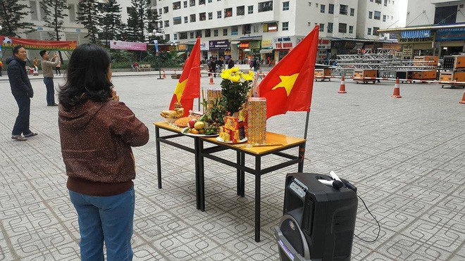 Người Hà Nội lập bàn thờ, thắp hương mong Việt Nam chiến thắng trận chung kết AFF Cup 2018 - Ảnh 1.