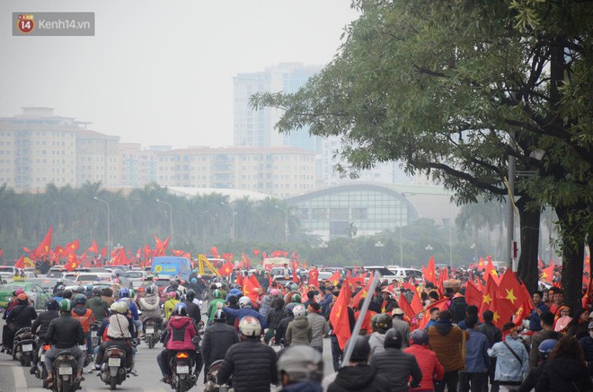 Người Hà Nội lập bàn thờ, thắp hương mong Việt Nam chiến thắng trận chung kết AFF Cup 2018 - Ảnh 1.