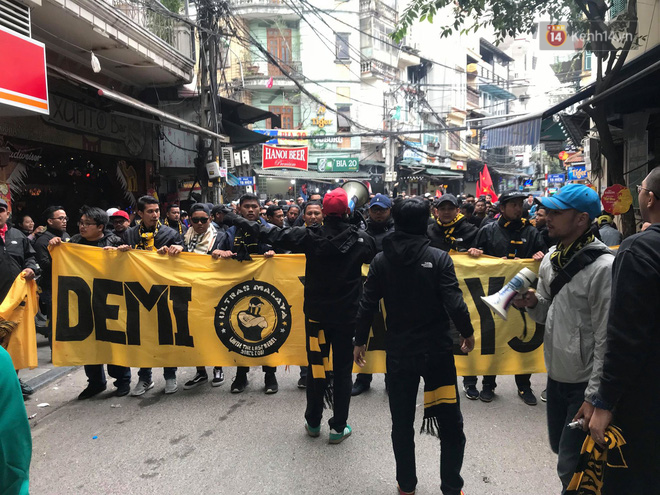 Người Hà Nội lập bàn thờ, thắp hương mong Việt Nam chiến thắng trận chung kết AFF Cup 2018 - Ảnh 1.