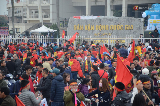 Người Hà Nội lập bàn thờ, thắp hương mong Việt Nam chiến thắng trận chung kết AFF Cup 2018 - Ảnh 1.