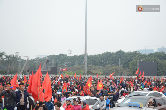 Người Hà Nội lập bàn thờ, thắp hương mong Việt Nam chiến thắng trận chung kết AFF Cup 2018 - Ảnh 2.