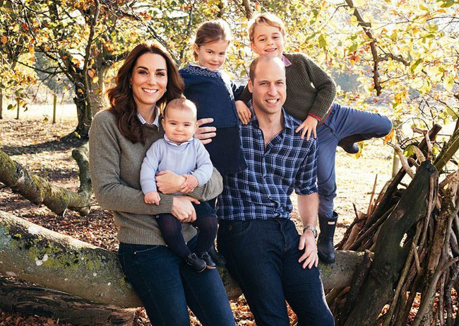 Thiệp mừng Giáng sinh nhà William - Kate gây sốt dư luận, em út Louis lớn bổng, anh cả George lần đầu mặc quần jeans - Ảnh 1.