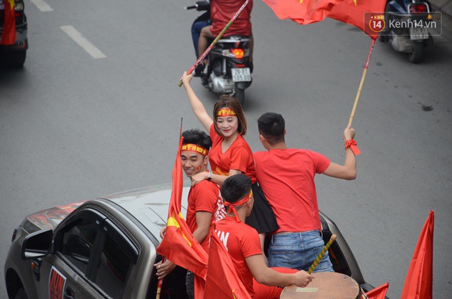 Người Hà Nội lập bàn thờ, thắp hương mong Việt Nam chiến thắng trận chung kết AFF Cup 2018 - Ảnh 11.