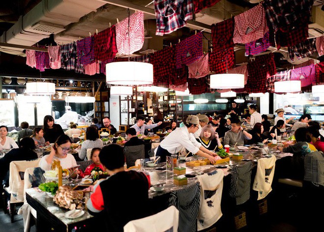 Nhà hàng lẩu hữu cơ đầu tiên ở Thượng Hải gây ấn tượng khi cho thực khách tự thu hoạch rau ngay tại bàn - Ảnh 12.