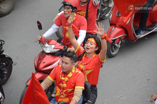 Người Hà Nội lập bàn thờ, thắp hương mong Việt Nam chiến thắng trận chung kết AFF Cup 2018 - Ảnh 12.