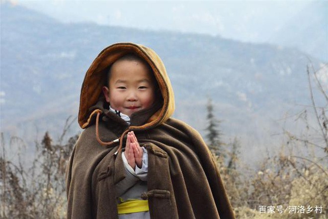 Tiểu hoà thượng 3 tuổi ở Thiếu Lâm Tự khiến cộng đồng mạng Trung Quốc phát cuồng vì đáng yêu - Ảnh 3.