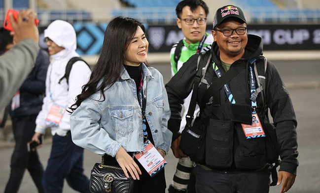 Nữ phóng viên xinh đẹp tác nghiệp trong buổi tập của Việt Nam và Malaysia tiết lộ tinh thần của các cầu thủ - Ảnh 3.