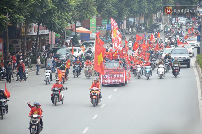 Người Hà Nội lập bàn thờ, thắp hương mong Việt Nam chiến thắng trận chung kết AFF Cup 2018 - Ảnh 3.